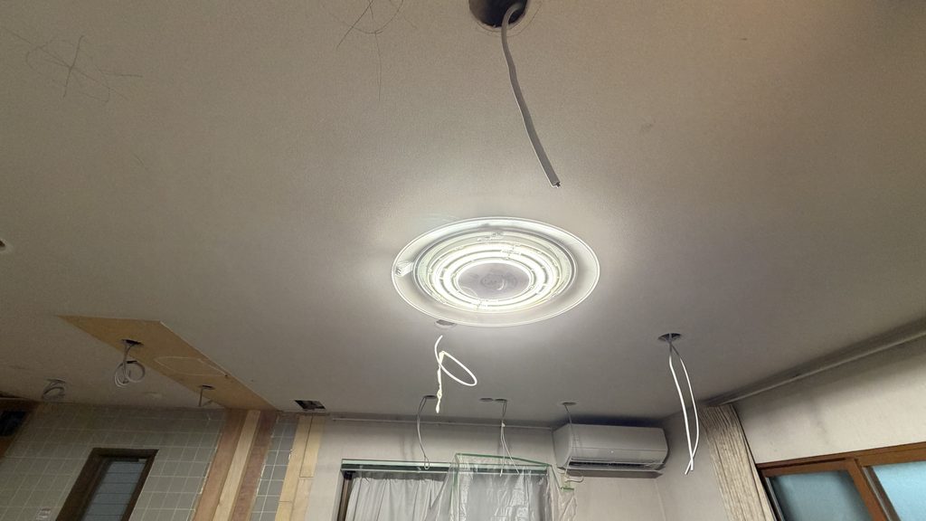 品川区小山で既存照明で新しい照明の準備写真