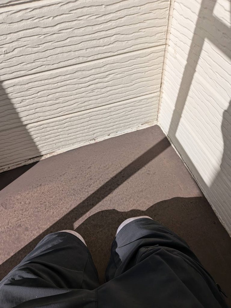 品川区小山台で外壁と床面のシール劣化既存写真