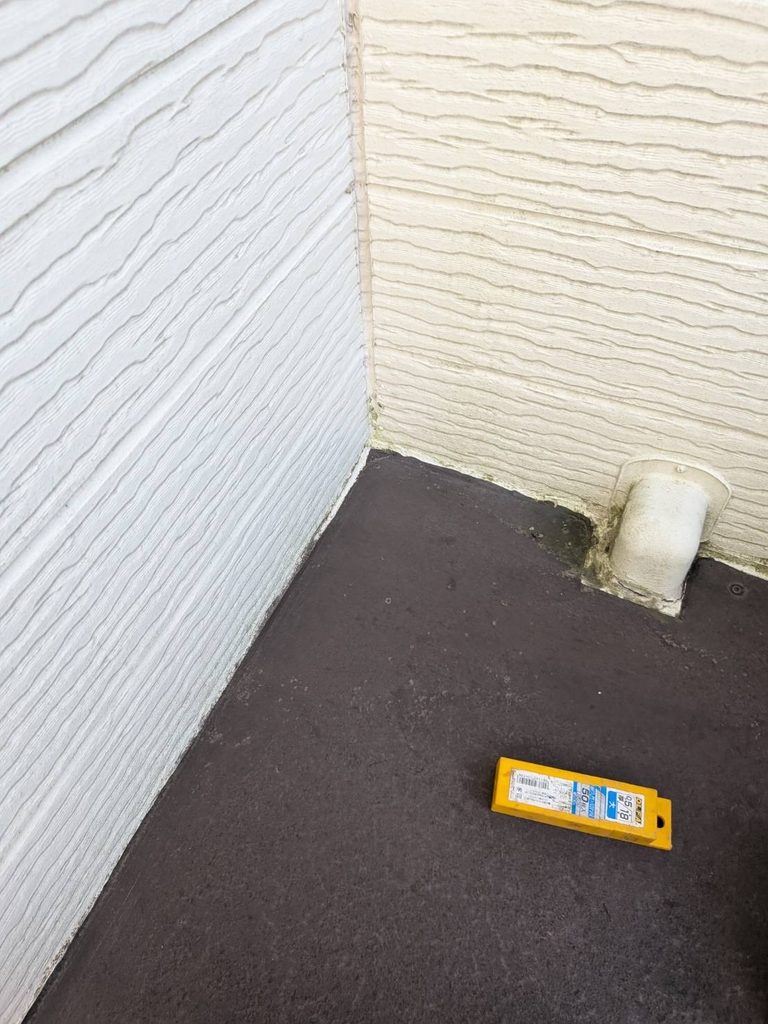 品川区小山台で床面と外壁の角の部分や入隅がシール劣化している既存写真