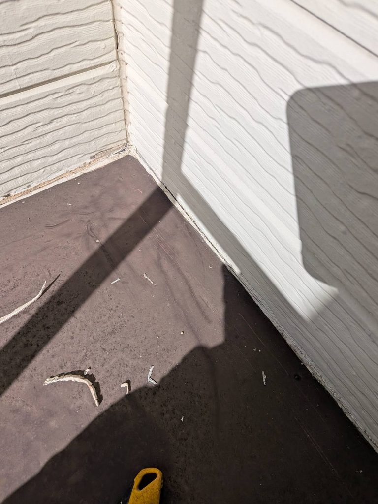 品川区小山台で外壁と床面のシールが硬化してボロボロ剥がれている写真